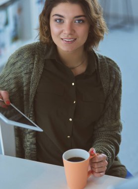 Çevrimiçi eğitim hizmetini kullanan güzel, gülümseyen kız öğrenci