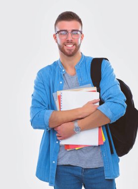 Beyaz arka plan üzerinde izole kitap tutan bir okul çantası olan bir erkek öğrenci