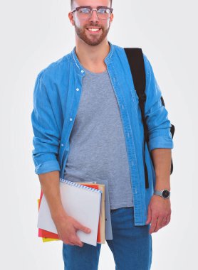 Beyaz arka plan üzerinde izole kitap tutan bir okul çantası olan bir erkek öğrenci