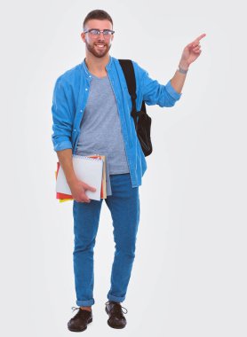 Beyaz arka plan üzerinde kitap ve işaret izole tutan bir okul çantası ile bir erkek öğrenci