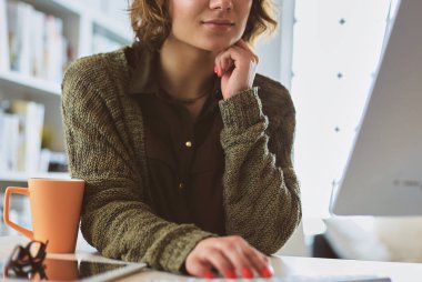 Çevrimiçi eğitim hizmetini kullanan güzel, gülümseyen kız öğrenci