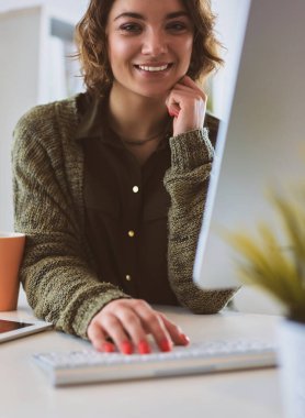 Dizüstü bilgisayarda eğitim kursuna bakan genç bir kadın.