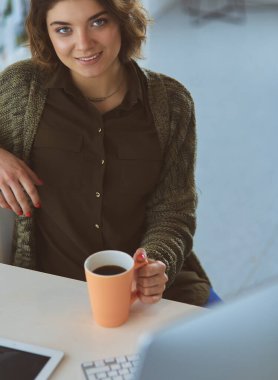 Çevrimiçi eğitim hizmetini kullanan güzel, gülümseyen kız öğrenci