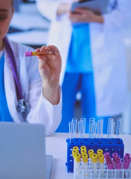 Dos doctoras jóvenes en el laboratorio médico con pruebas. —  Fotos de Stock