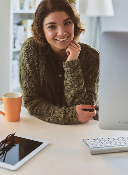 Vackra leende kvinnliga student med online-utbildningstjänst — Stockfoto