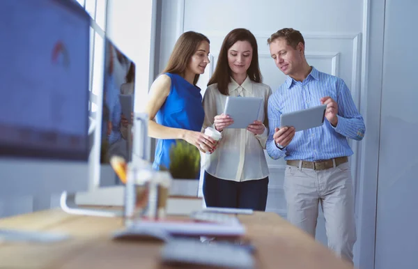 Office workplace with laptop and smart phone on wood table — Stock Photo, Image