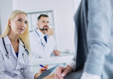 Başarılı tıp doktorları konferansta oturuyor.