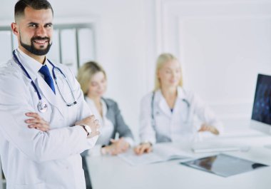 Hastanede çalışan mutlu bir doktor..