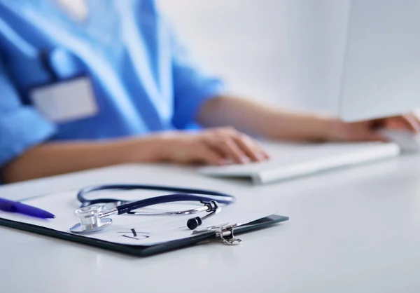 Female Doctor Sitting Working Laptop — Stock Photo, Image