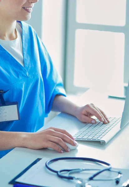 Mujer Cansada Cansada Joven Sentada Escritorio Trabajando Computadora Con Documentos —  Fotos de Stock