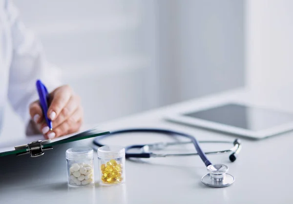 Sztetoszkóp Üvegasztalon Fekszik Laptoppal Elfoglalt Orvosi Háttérrel Gyógyszer Vagy Gyógyszertár — Stock Fotó