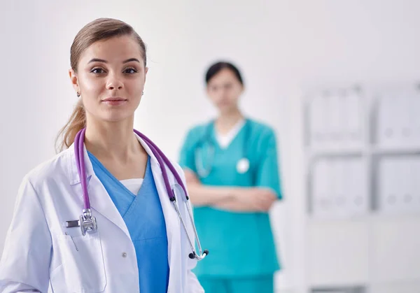 Tıp Grubunun Önünde Çekici Bir Kadın Doktor Çekici Kadın Doktor — Stok fotoğraf