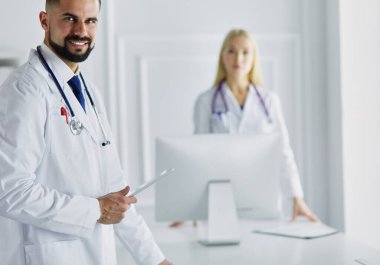 Doktorlar, erkek ve kadın, beyaz arka plan üzerinde izole mutlu sağlık ekibi.