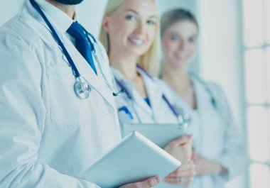 Beyaz arka planda izole edilmiş bir doktor, kadın ve erkek..
