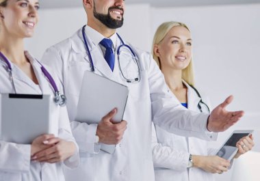 Meslektaşının önünde el sıkışan erkek doktor.