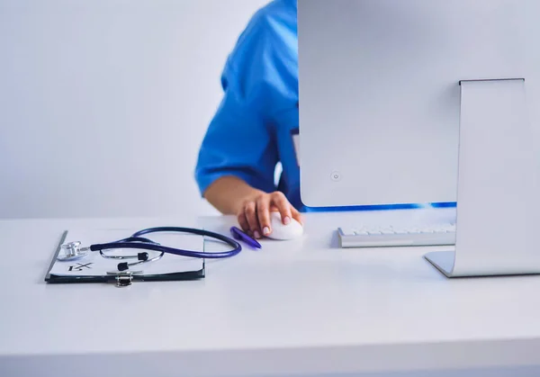 Hastane Ofisinde Masada Otururken Tıbbi Formu Dolduran Kimliği Belirsiz Doktor — Stok fotoğraf