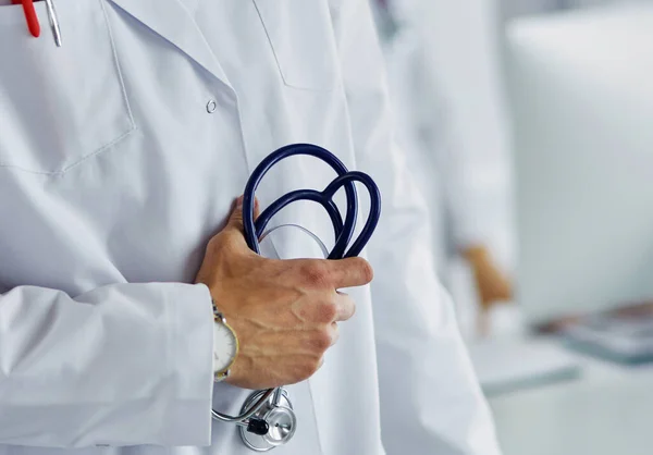 Junge Männliche Ärztin Vor Medizinischer Gruppe — Stockfoto