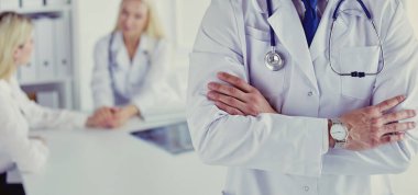 Hastanede çalışan mutlu bir doktor..