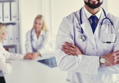 Hastanede çalışan mutlu bir doktor..