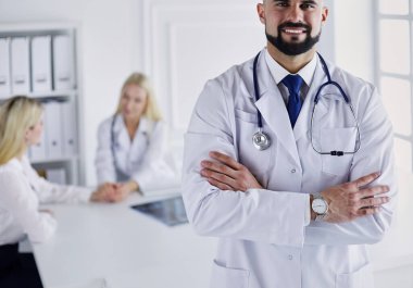 Hastanede çalışan mutlu bir doktor..