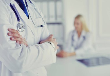 Hastanede çalışan mutlu bir doktor..