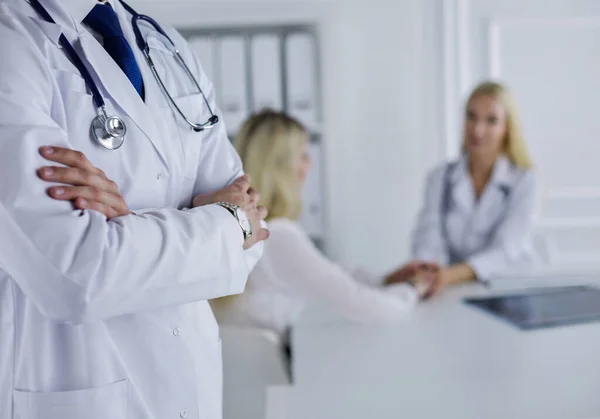 Gelukkige Dokter Met Medisch Personeel Het Ziekenhuis — Stockfoto