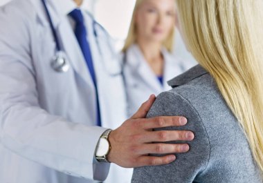 Yakışıklı erkek doktor, muayenehanesinde kısırlık konusunda bir çifte danışmanlık yapıyor..