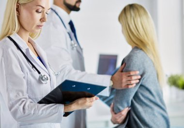 Yakışıklı erkek doktor, muayenehanesinde kısırlık konusunda bir çifte danışmanlık yapıyor..