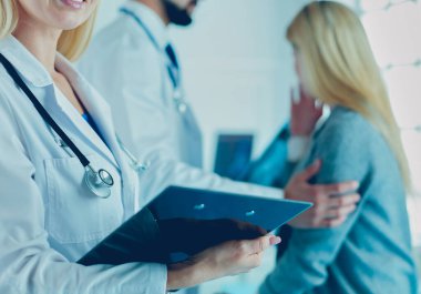Yakışıklı erkek doktor, muayenehanesinde kısırlık konusunda bir çifte danışmanlık yapıyor..