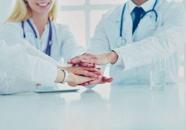 Doktorlar el ele tutuşup yakın çekim yapıyor..