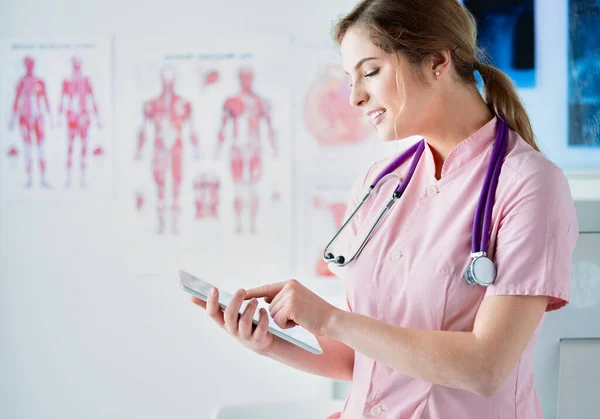 Mujer Doctora Revisando Los Datos Médicos Tableta —  Fotos de Stock