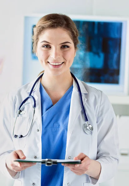 Woman Doctor Standing Folder Hospital — Stock Photo, Image