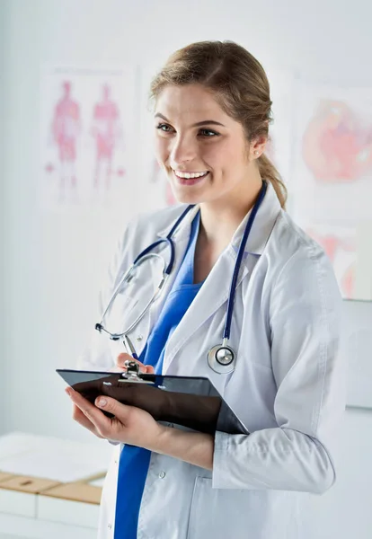 Médica Sorridente Com Uma Pasta Uniforme — Fotografia de Stock