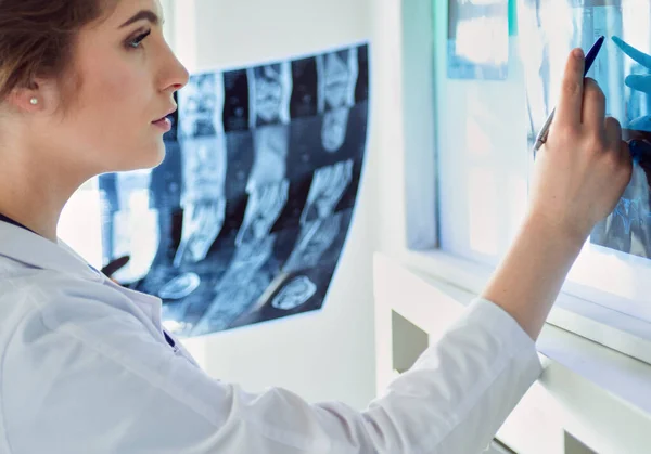 Jonge Vrouwelijke Arts Kijkt Naar Röntgenfoto Van Longen Het Ziekenhuis — Stockfoto