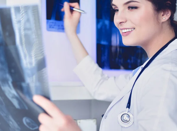 Jeune Femme Médecin Professionnel Examinant Les Patients Radiographie — Photo