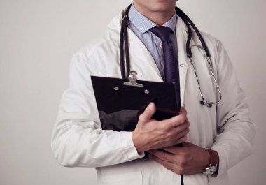 Dosyası olan erkek doktor, beyaz arka planda izole edilmiş..