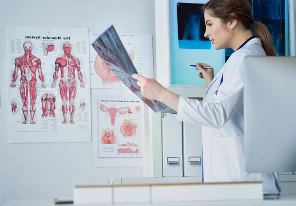 Giovane Medico Professionista Che Esamina Pazienti Radiografia — Foto Stock