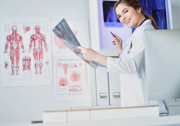 Giovane Medico Professionista Che Esamina Pazienti Radiografia — Foto Stock