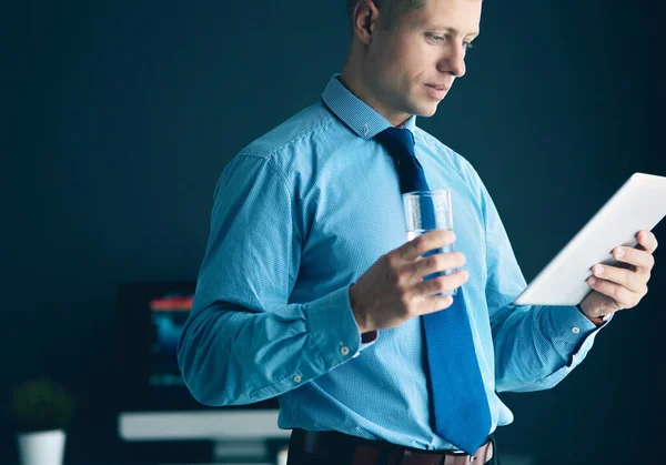 Jonge Serieuze Zakenman Hoofdtelefoon Zoek Naar Tablet Scherm — Stockfoto