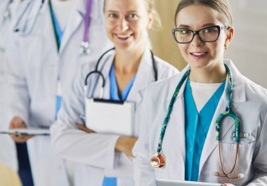 Bir grup doktor ve hemşire hastane odasında bekliyor..