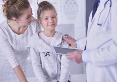 Annesiyle birlikte küçük bir kız danışmanlık için doktora gitmiş..