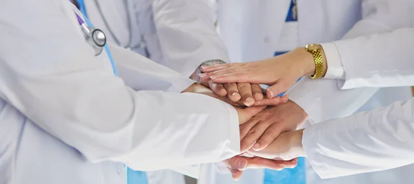 Médicos Enfermeras Apilándose Las Manos Aislado Sobre Blanco —  Fotos de Stock