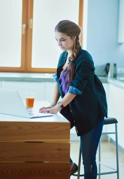 Mooie Jonge Glimlachende Vrouwelijke Arts Zitten Aan Het Bureau Schrijven — Stockfoto