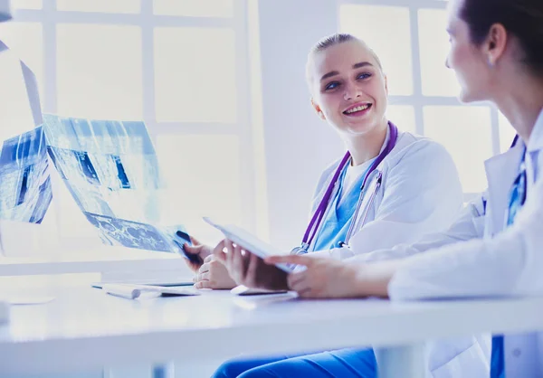 Due Giovani Medici Donne Che Lavorano Computer Ospedale — Foto Stock