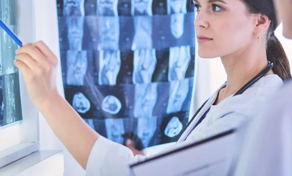 Дві Жінки Лікарі Вказують Рентгенівські Промені Лікарні — стокове фото