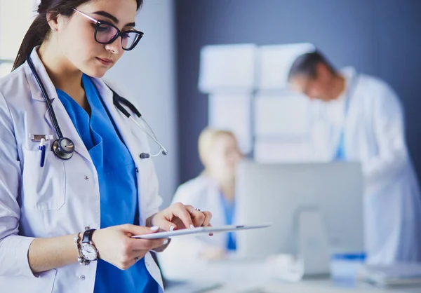 Médico Femenino Usando Tableta Vestíbulo Del Hospital —  Fotos de Stock