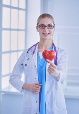 Steteskoplu, kalbi olan bir kadın doktor..