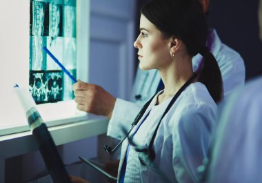 Bir grup doktor hastanede röntgenlere bakıyor.