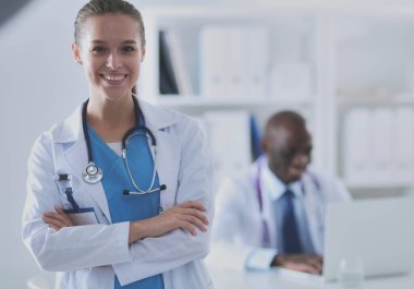 İçerde üniforması olan gülümseyen bir kadın doktor..