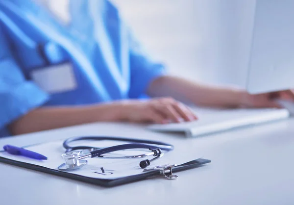 Stethoskop Auf Schreibtisch Arzt Krankenhaus Gesundheitswesen Und Medizinisches Konzept — Stockfoto